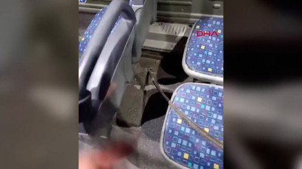 Otobüsün altını delen inşaat demiri yolcuyu yaraladı