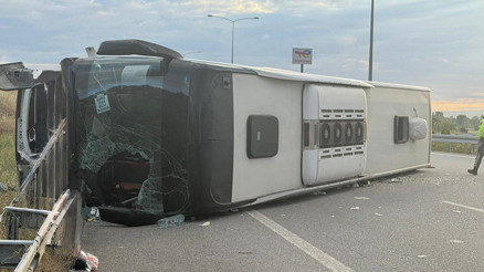 Yolcu otobüsü otobanda kontrolden çıkıp devrildi: 36 yaralı