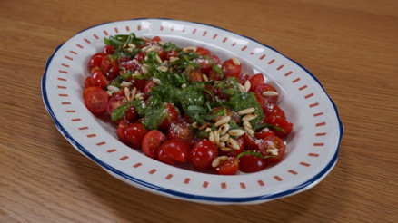 Pesto soslu kiraz domates salatası Pesto soslu kiraz domates salatası