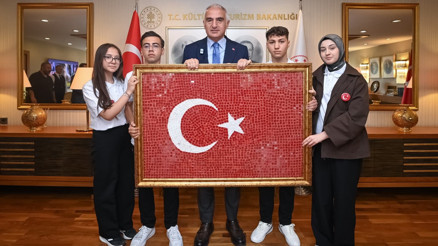 Bakan Ersoy, 19 Mayısta genç sanatçıları ağırladı Bakan Ersoy, 19 Mayısta genç sanatçıları ağırladı