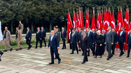 Bakan Bak, gençler ve sporcularla birlikte Anıtkabirde