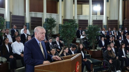 Türkiye Yüzyılı’nda gençlerle omuz omuza Türkiye Yüzyılı’nda gençlerle omuz omuza