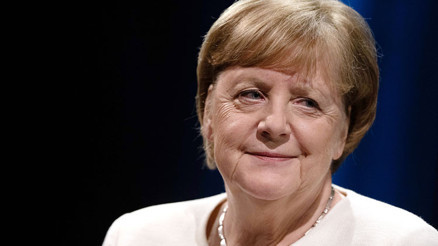 Merkel’e Avrupa Liyakat Nişanı