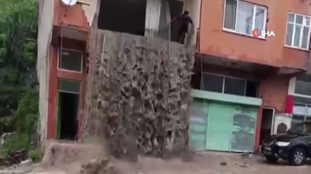 Orduda sel suları evin balkonundan şelale gibi aktı