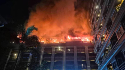 Turistik kentte otel yandı: Yüzlerce kişi tahliye edildi