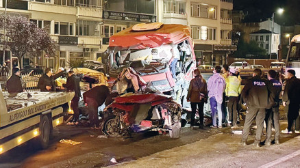 Trafikte can pazarı 8 ayrı kazada 13 ölü, 49 yaralı Trafikte can pazarı 8 ayrı kazada 13 ölü, 49 yaralı