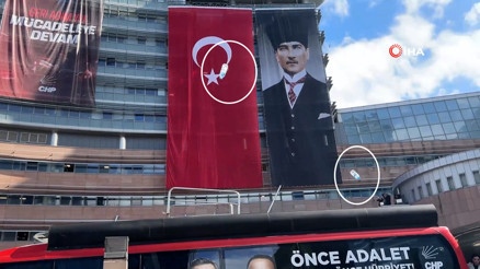 CHP Genel Merkezi önünde çıkan tartışmada su şişeleri havada uçuştu