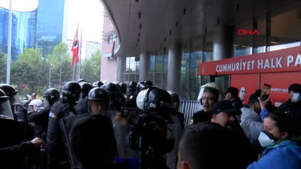 CHP genel merkezinde tahliye gerginliği Polis müdahalesi başladı