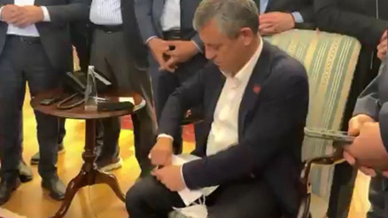 Özgür Özelden Kılıçdaroğluna mesaj: Koy masaya gelince okusun... Kendisine ulaştırılan tebligatı böyle yırttı