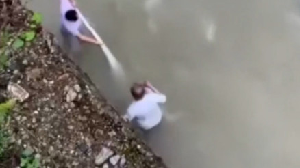 Derede balık avlarken yeğeniyle akıntıya kapılan amcayı arama çalışmaları sürüyor; son anları kamerada