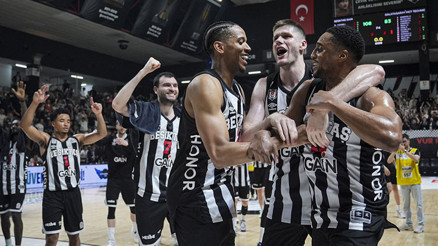 Kartal, Akatlarda tek başınaydı