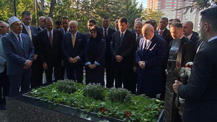 Devlet Bahçeli, Türkeşin mezarını ziyaret etti
