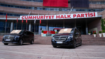 Ankarada CHPde iki lüks minibüs satışa çıkarıldı