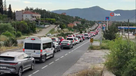 Tatilciler Muğlaya akın etti: Araç kuyruğu 22 kilometreye ulaştı
