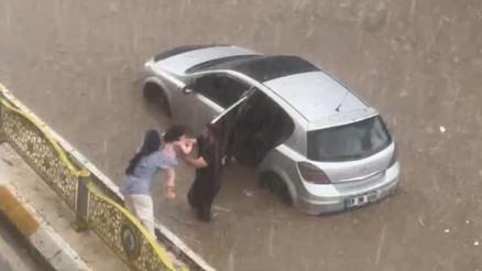 Edirnede sağanak ve dolu yağışı Yollar göle döndü: Çok sayıda araç mahsur kaldı