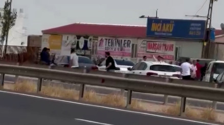 İki aile arasında silahlı, taşlı ve sopalı ‘yol verme’ kavgası Ölü ve yaralılar var
