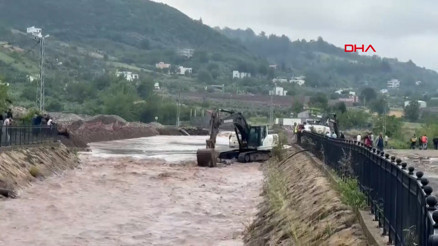 Hatay ve Osmaniye’de sağanak ve dolu hayatı felç etti