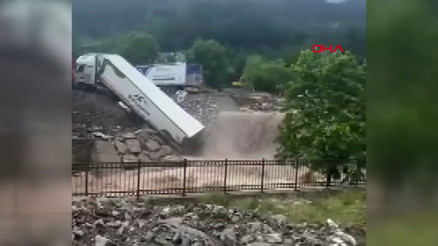 Osmaniye’de sel felaketi: TIR’lar dere yatağına sürüklendi