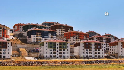 Bakan Kurum depremzede ailenin yeni evini paylaştı