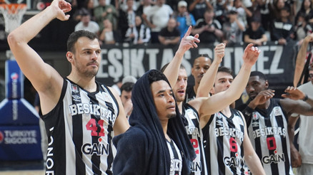 Kartal, Aslanı tatile çıkardı
