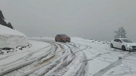 Yaz mevsimine 1 gün kala kar sürprizi Ünlü geçiş güzergahı beyaza büründü, ulaşım aksadı