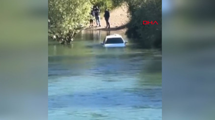 Su seviyesi yükseldi, nehir kenarındaki otomobil sular altında kaldı