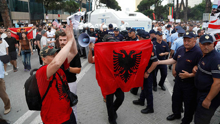 Arnavutlukta Trump krizi: Protestolar sokağa taştı