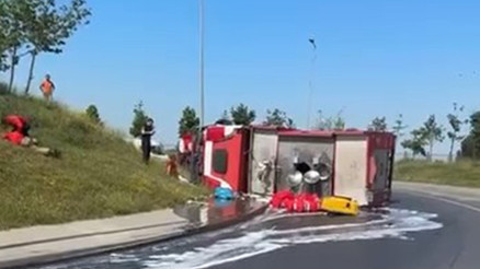 İstanbulda itfaiye aracı devrildi