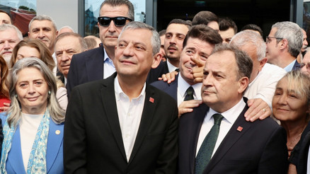 Özgür Özel Trabzonda konuştu: Siz bugün tarihin doğru tarafındasınız Özgür Özel Trabzonda konuştu: Siz bugün tarihin doğru tarafındasınız