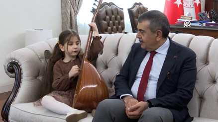 Minik Nil büyük ozanın izinde