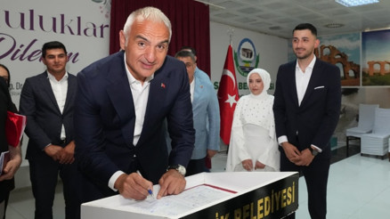 Kültür ve Turizm Bakanı Mehmet Nuri Ersoy, Antalyada yeni evlenen çiftin nikah şahidi oldu