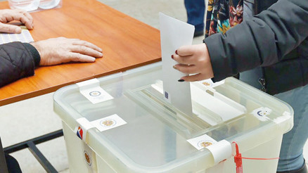 Anketler Paşinyan diyor... Ermenistan’da kritik seçim başladı