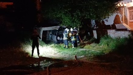 Park halindeki otomobil alev alev yandı, polis alarma geçti