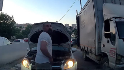 İstanbulda bir garip inatlaşma: Kaputu açıp aracım arıza yaptı dedi