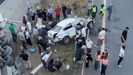 TIR, otomobile çarpıp devrildi: 6 yaralı