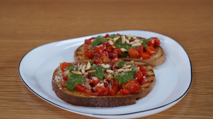 Köz biberli pesto soslu bruschetta