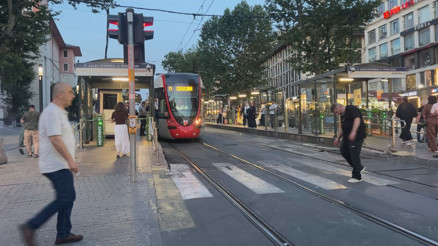 Fatihte raylara düşüp tramvayın altında kalan çocuk öldü