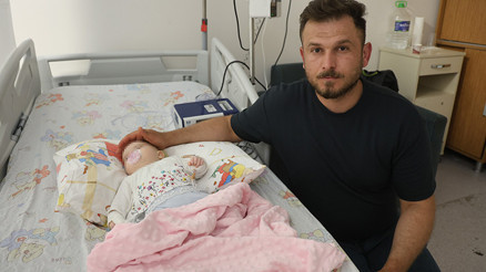 Hemşire, makasla sargıyı keserken bebeğin parmağını kopardı Hemşire, makasla sargıyı keserken bebeğin parmağını kopardı