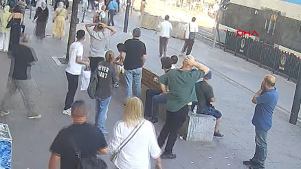 Fatihte 6 yaşındaki çocuk raylara düşüp tramvayın altında kalarak öldü; panik anları kamerada