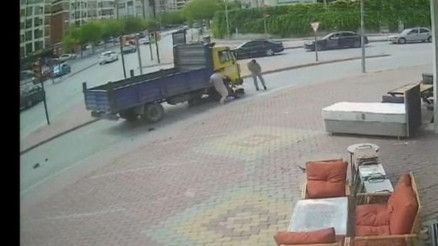 Dehşet anları kamerada…. Bisikletteki 3 çocuk kamyonetin altında kaldı