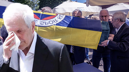 Aziz Yıldırım Fenerbahçenin eski yöneticisi Derviş Köksal Özbekin cenazesinde gözyaşlarına hakim olamadı: Dostum, yol arkadaşım, inşallah cennette buluşuruz Aziz Yıldırım Fenerbahçenin eski yöneticisi Derviş Köksal Özbekin cenazesinde gözyaşlarına hakim olamadı: Dostum, yol arkadaşım, inşallah cennette buluşuruz