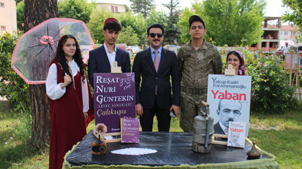 Liseli Roman Kahramanları sahnede