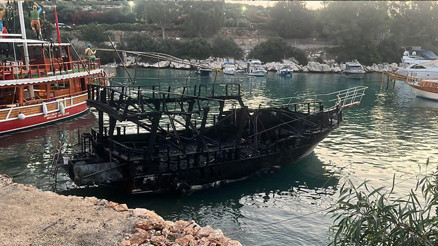 Mersin’de kıyıya bağlı 6 tekne çıkan yangında küle döndü