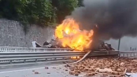 Feci kaza… Bariyerlere çarpan kamyon alev alev yandı: 1 ölü