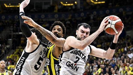 Beşiktaş, Fenerbahçeyi yenip avantajı kaptı