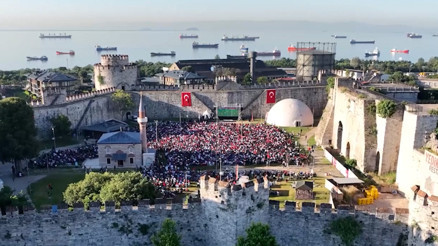 İstanbulda vatandaşlar milli maç heyecanını Yedikule Hisarında yaşadı