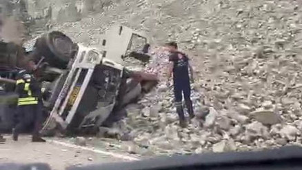 Erzurum’da feci kaza: Freni patlayan tırdan atlayan sürücü hayatını kaybetti