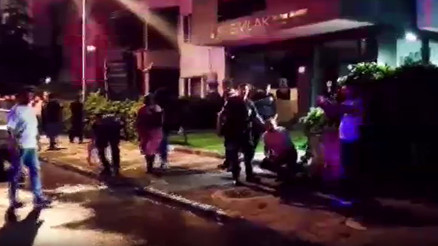 Kızını rahatsız eden gencin kulağını kesti: 1i polis 2 yaralı