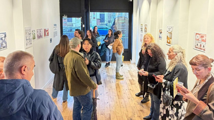 Ünlü karikatürist Yiğit Özgür’ün Londra’daki sergisine büyük ilgi