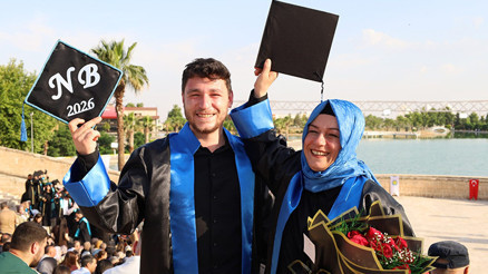 Şanlıurfa’da azimli bir annenin hikayesi Oğluyla aynı sıradan mezun oldu
